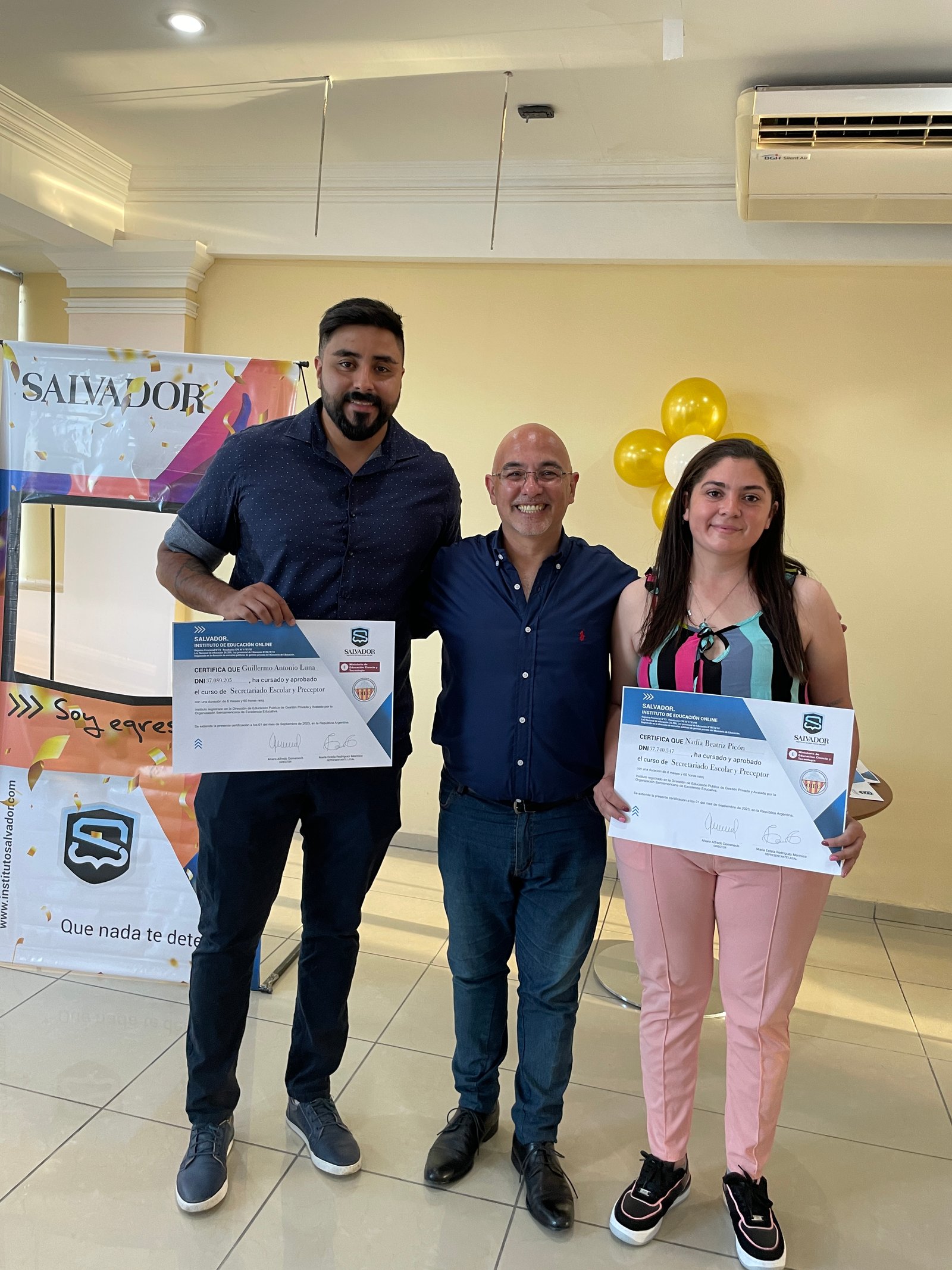 Estudiantes celebrando