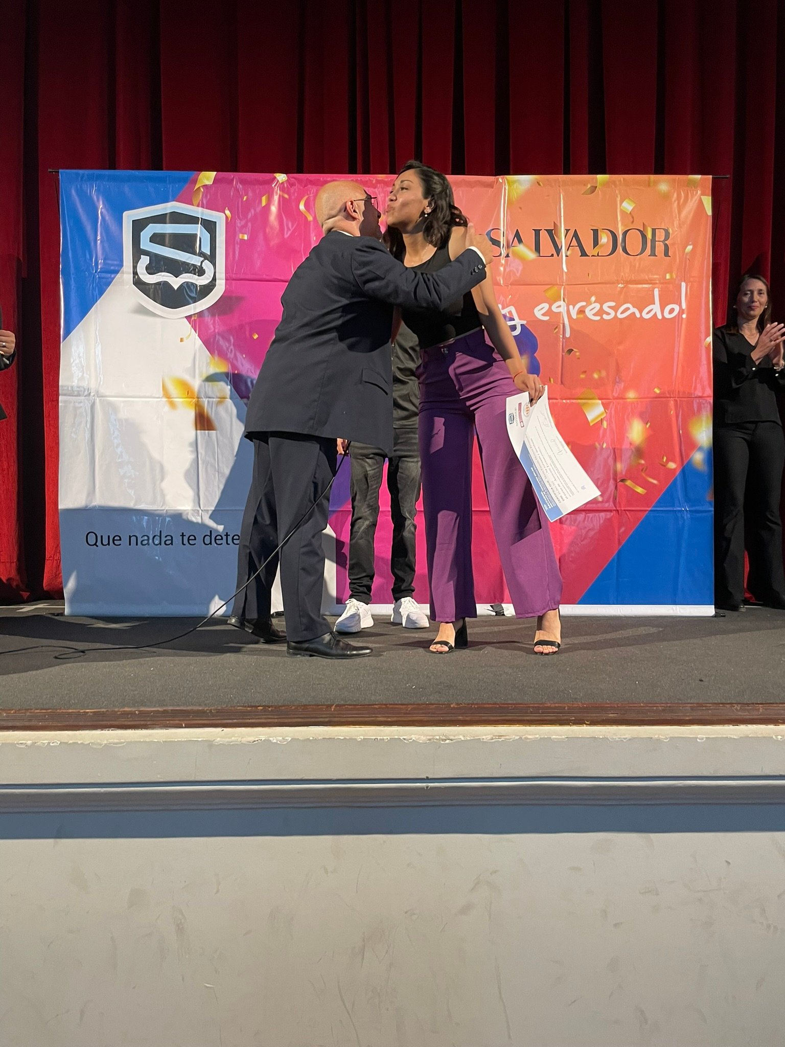 Estudiantes con diplomas